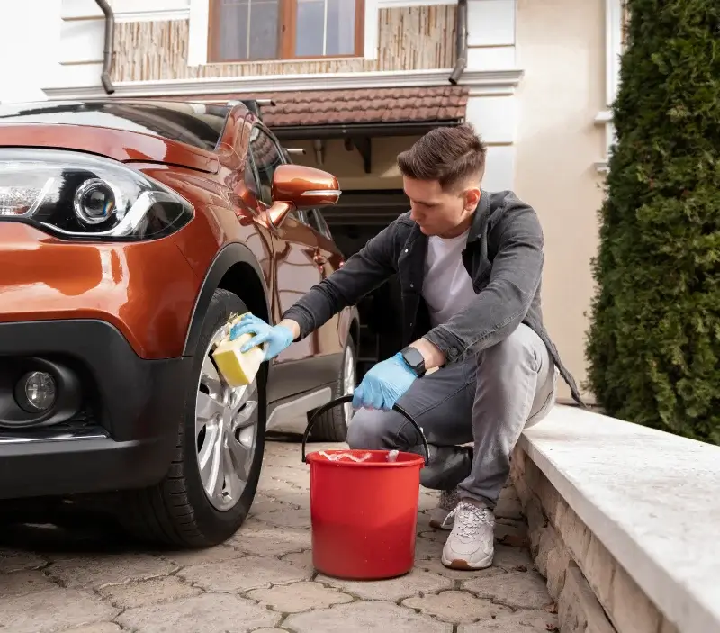 Lavage auto à domicile Kriegsheim : professionnel intervenant sur un véhicule